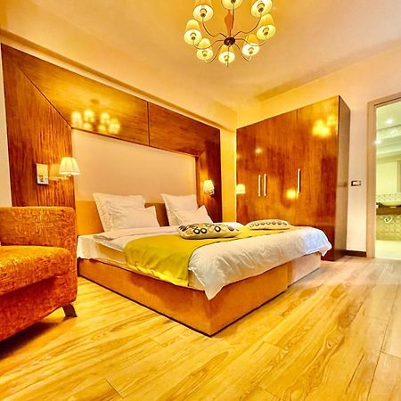 Royal Studio Apartment With A Perfect View - Yamaluxe Bucureşti Exterior foto