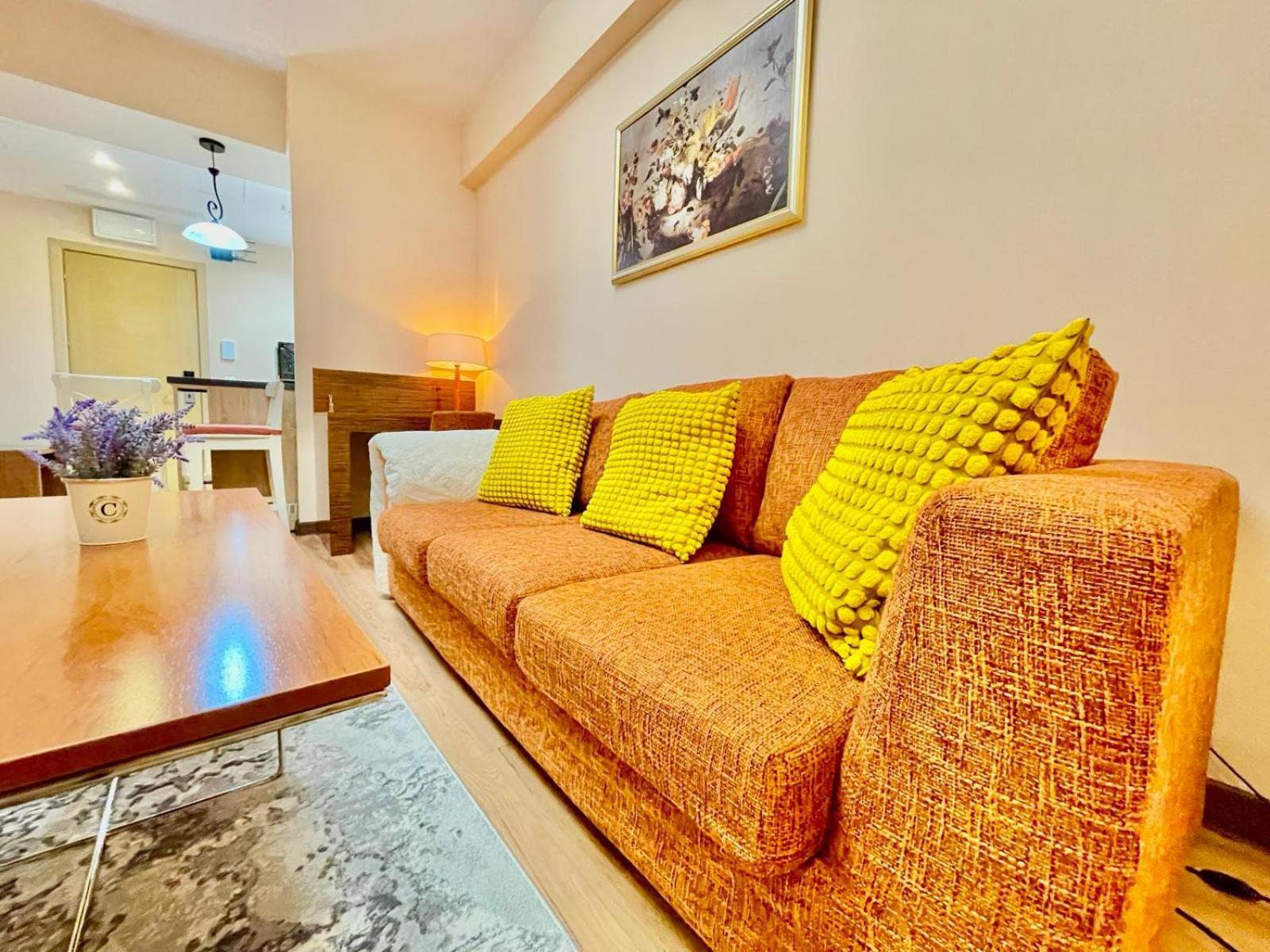 Royal Studio Apartment With A Perfect View - Yamaluxe Bucureşti Exterior foto
