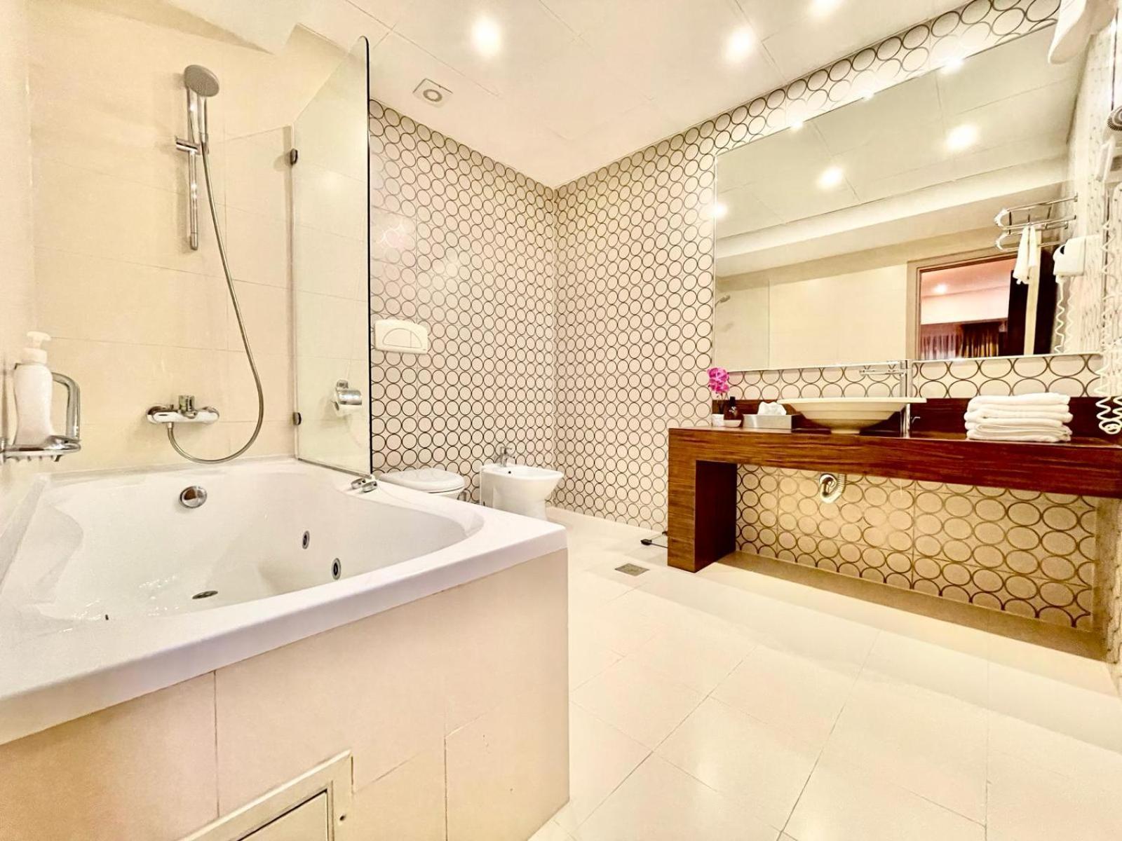 Royal Studio Apartment With A Perfect View - Yamaluxe Bucureşti Exterior foto