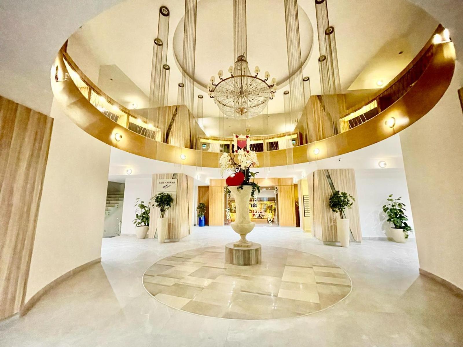 Royal Studio Apartment With A Perfect View - Yamaluxe Bucureşti Exterior foto