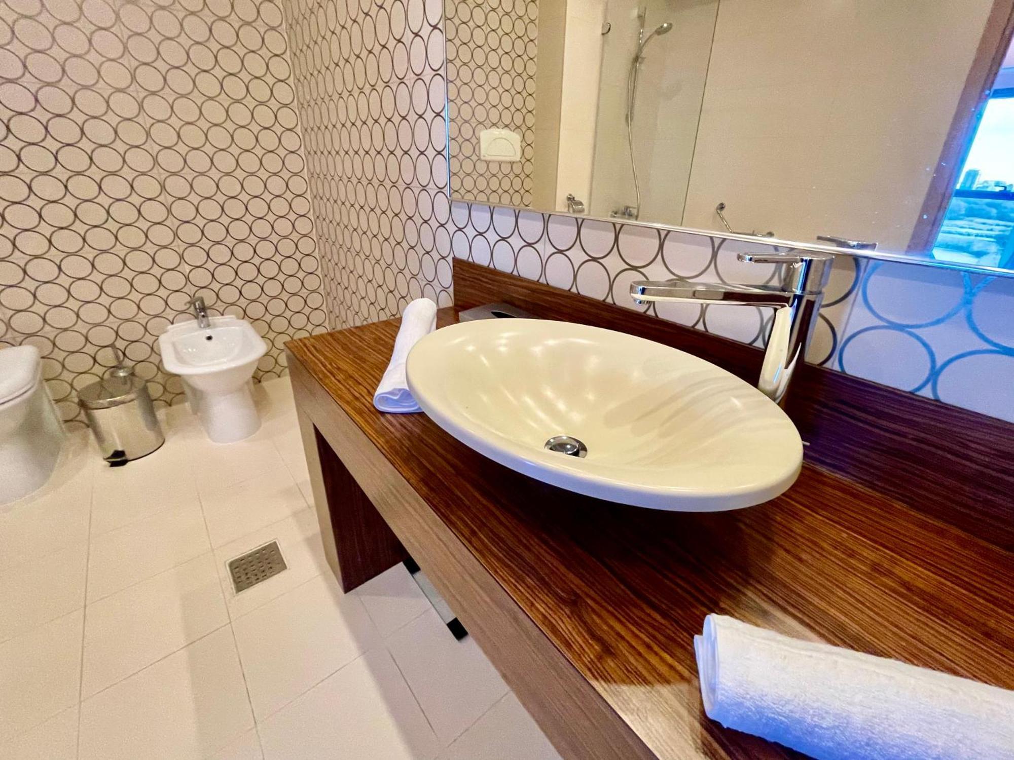 Royal Studio Apartment With A Perfect View - Yamaluxe Bucureşti Exterior foto