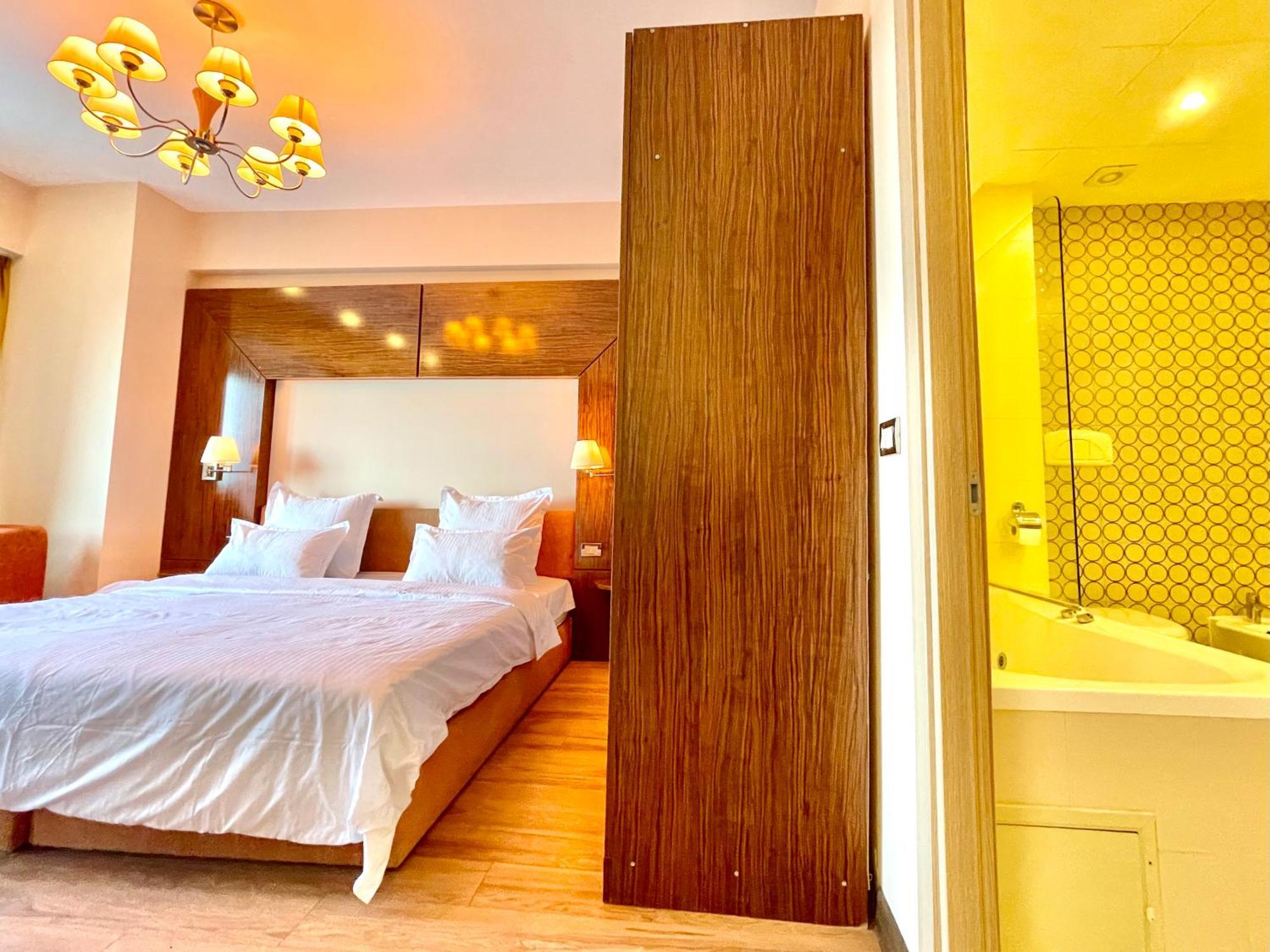 Royal Studio Apartment With A Perfect View - Yamaluxe Bucureşti Exterior foto